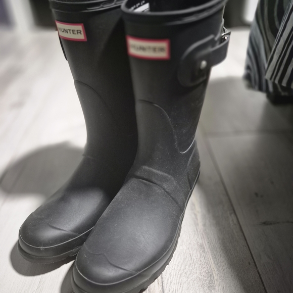 Hunter Mid Size Classic Black Rain Boots - Picture 1 of 2